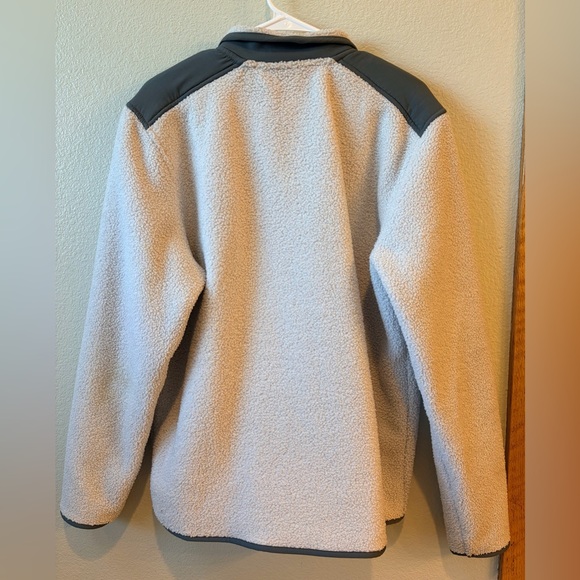 Men’s Under Armour Cream Sherpa Pullover with Charcoal Yoke - Picture 3 of 3
